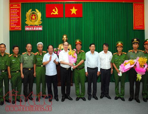 Bí thư Thành uỷ Nguyễn Thiện Nhân khen thưởng đột xuất cho các chiến sĩ công an triệt phá đường dây ma tuý 'khủng' ảnh 1